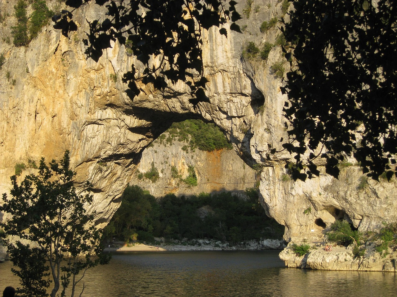Famille en canoë sur l'Ardèche devant le Pont d'Arc en été