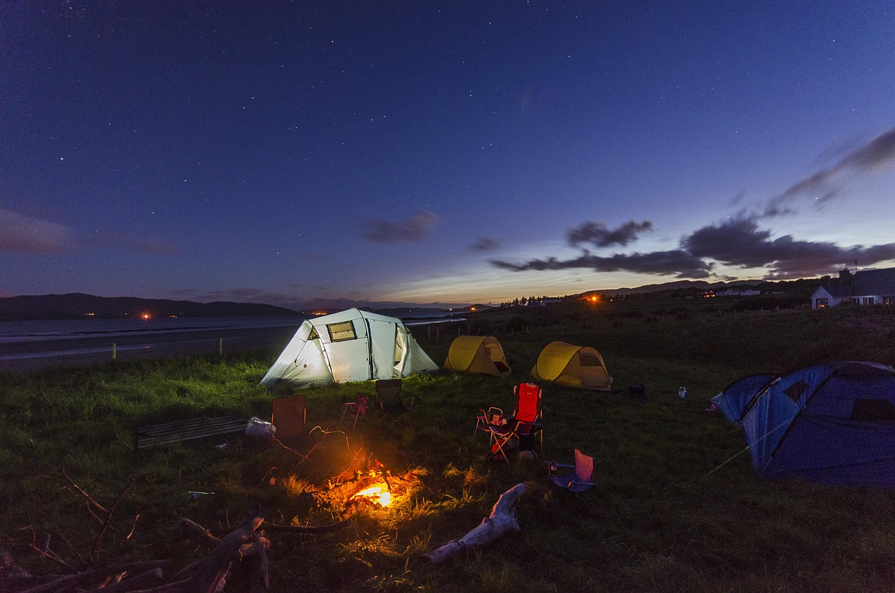 Camping famille tentes feu de camp nuit etoilee