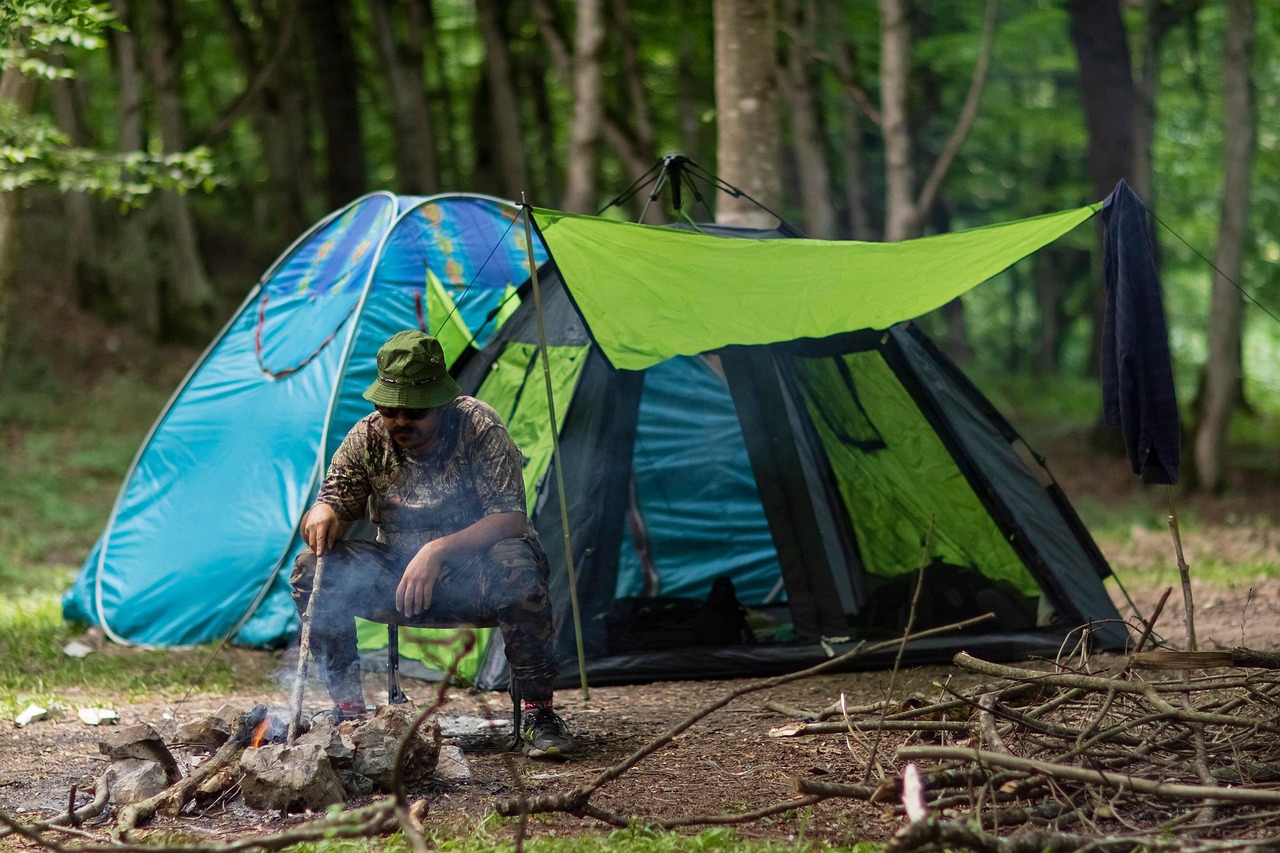 Tentes montees en foret emplacement camping