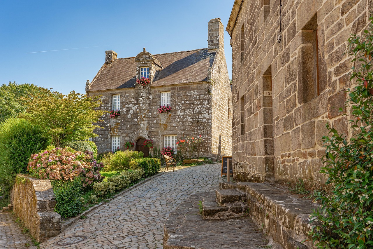 Village medieval francais aux vieilles maisons de pierre