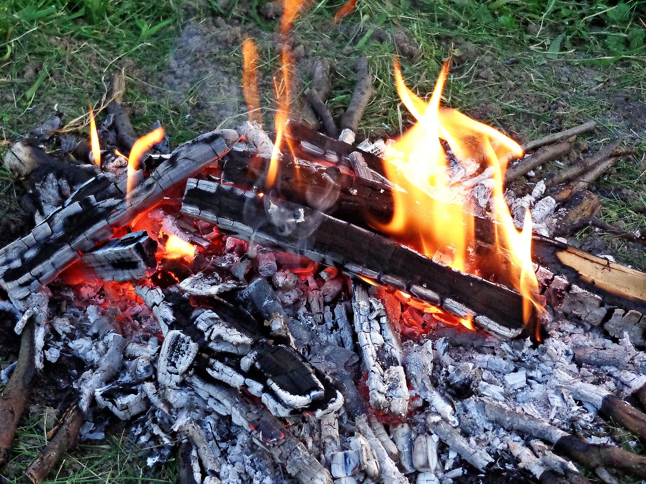 Comment allumer un feu de camp facilement ?